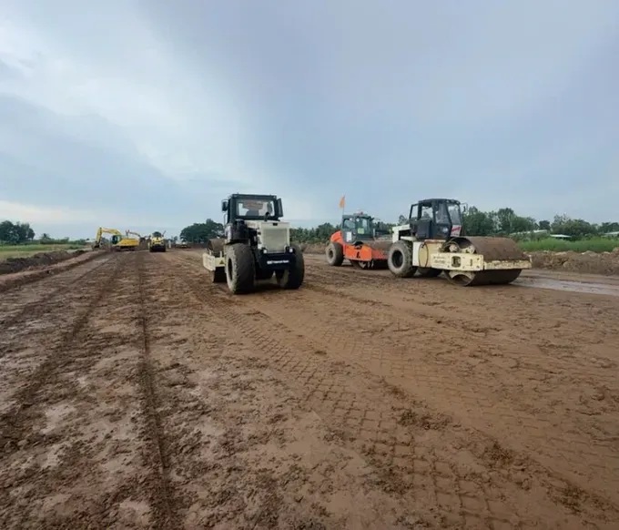 At the construction site of Can Tho–Hau Giang Expressway (Photo: SGGP) 8-a-366-4605.png