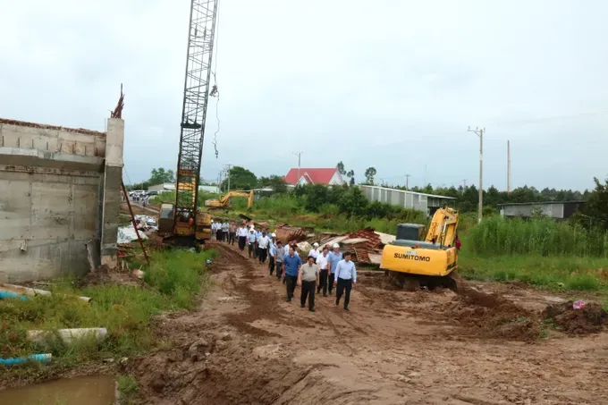 Contractors working on Project Component 1 of the Cao Lanh–An Huu Expressway project have completed construction works valued at VND1.057 trillion (US$40.1 million). (Photo: SGGP) cao-lanh-an-huu-1-3389-660.jpg