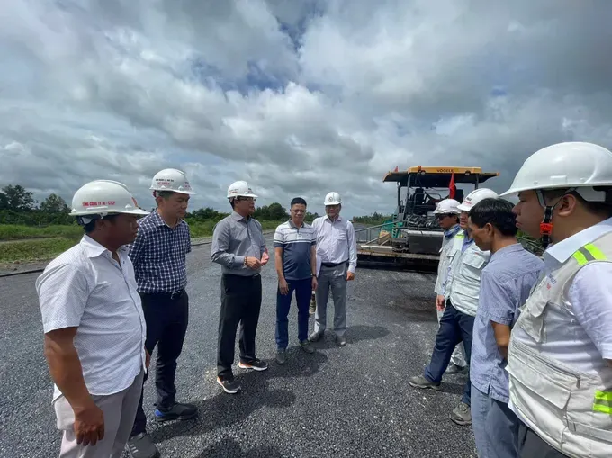 The My Thuan Project Management Board inspects Can Tho–Ca Mau Expressway project. (Photo: SGGP) z6960067706718-5648280c0d97a248c020eec5c432db8a-3152-5599.jpg