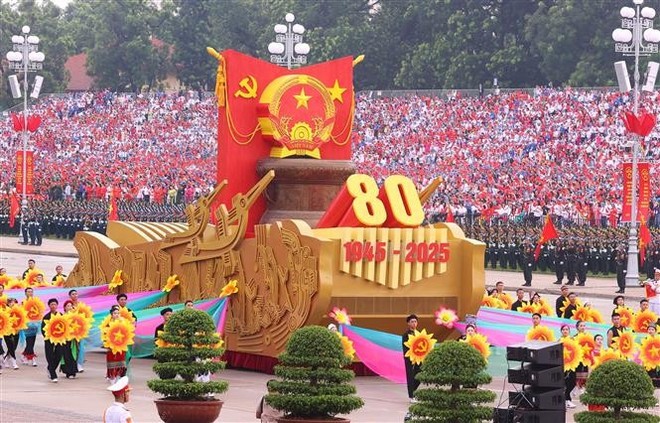 A model vehicle bearing the National Emblem of the Socialist Republic of Vietnam leads the military parade and mass procession. (Photo: VNA) vna-national-day-parade.jpg