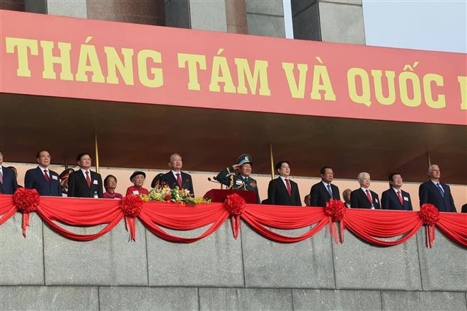 Party and State leaders, together with former leaders, perform the flag-salute ceremony. (Photo: VNA) vna-potal-le-ky-niem-dieu-binh-dieu-hanh-80-nam-cach-mang-thang-tam-va-quoc-khanh-2-9-8250216.jpg