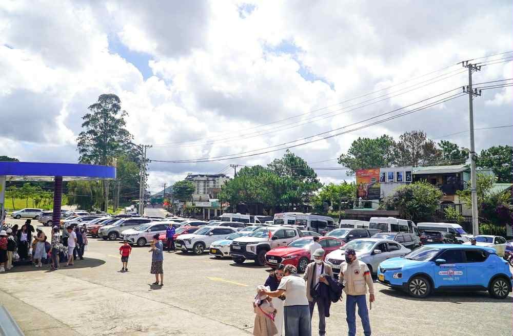 Parking lots at the Alley of Love tourist area in Da Lat City remains at full capacity throughout the holiday period. 49926972-0df6-48fd-ba50-de1f53db49df.jpg