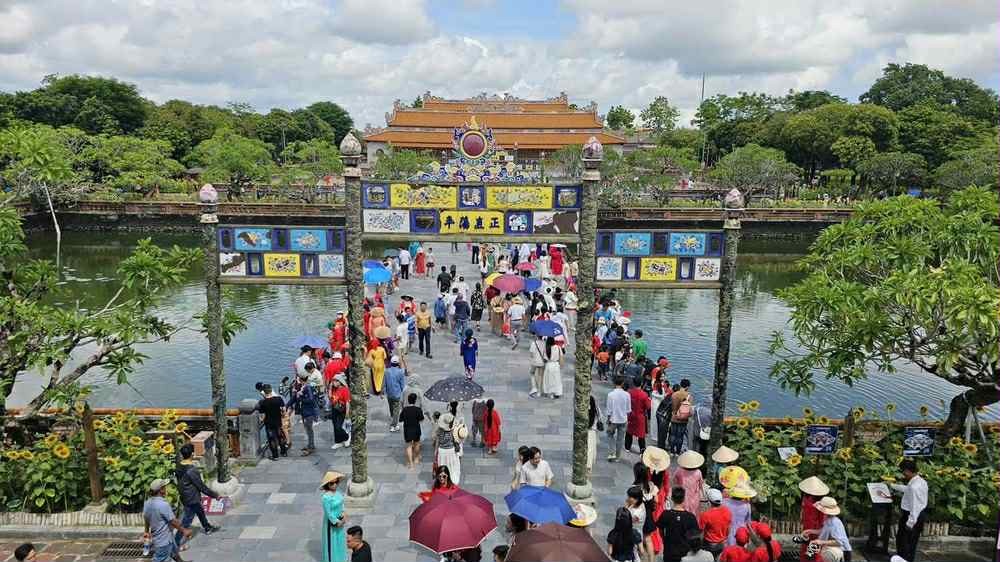 Hue Imperial Citadel attracs a large number of tourists. a5936350-19ed-41db-a8bc-e7682e627419.jpg
