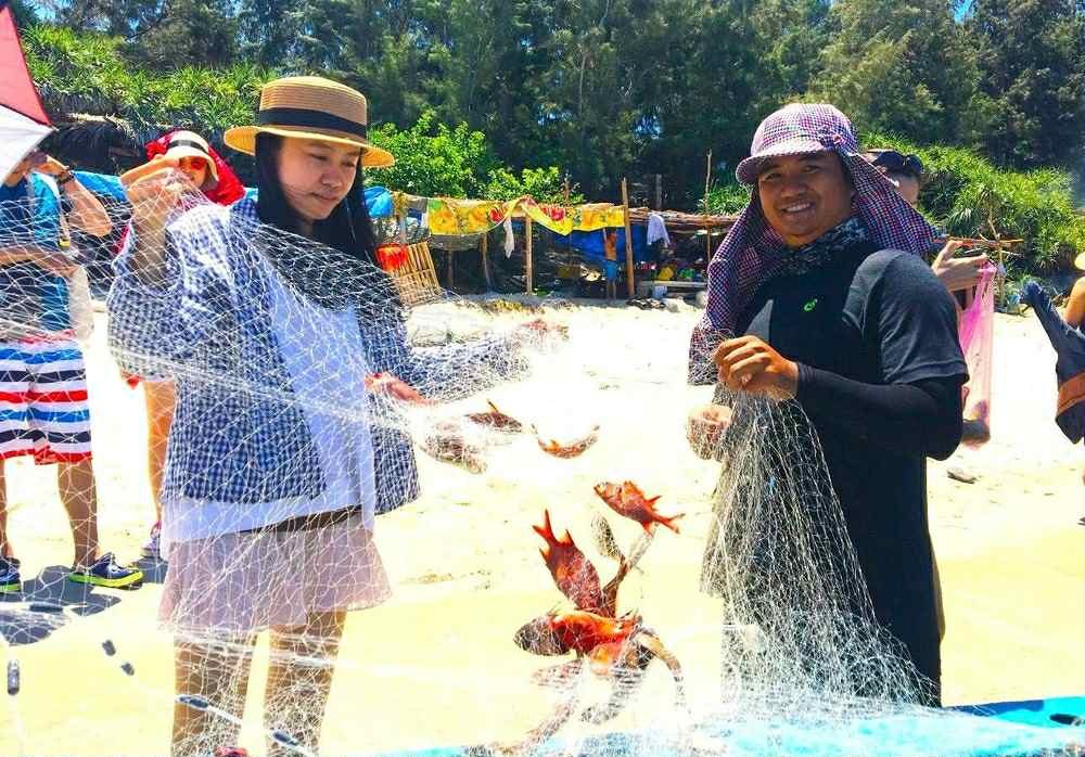 Visitors take part in the experiential tour, 'A Day as a Fisherman' on Phu Quy Insland. d7341d0c-09be-41ed-a230-c716050ae381.jpg