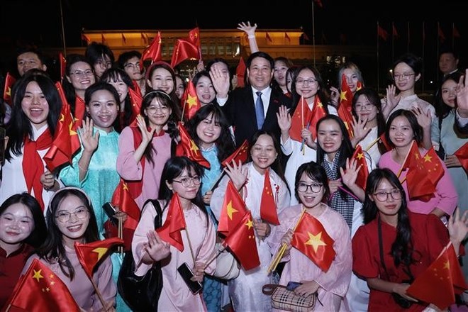 State President Luong Cuong is welcomed by the Vietnamese community in China. (Photo: VNA) luong-cuong-3.jpg