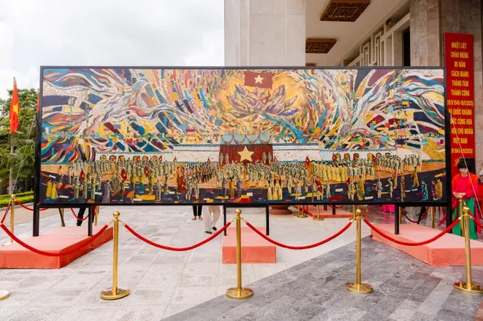 The large-scale lacquer painting entitled “President Ho reads the Declaration of Independence,” by young artist Chu Nhat Quang is presented at the exhibition “The Spring of Independence”. anh-257-8319-8554.jpg
