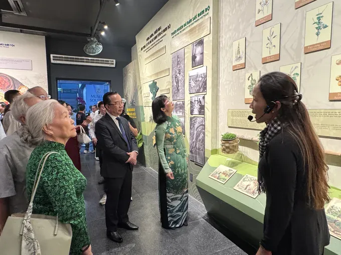 HCMC's leaders visit the exhibition titled “Southern Vietnamese Cuisine during the Resistance War.” (Photo: SGGP) img-9474-9819-4933.jpg