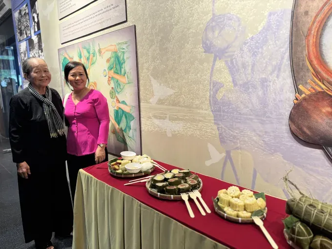 Cake-making artisans participate in the “Southern Vietnamese Cuisine during the Resistance War.” exhibition. (Photo: SGGP) img-9491-1609-7203.jpg