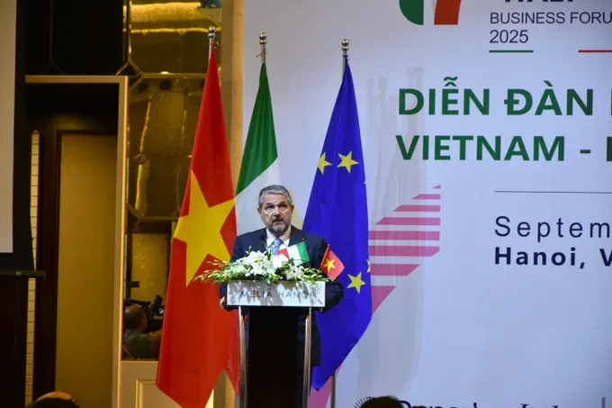 Italian Deputy Minister for Enterprises and Made in Italy Valentino Valentini speaks at the event. (Photo: SGGP) thu-truong-italia-6808-5186.jpg