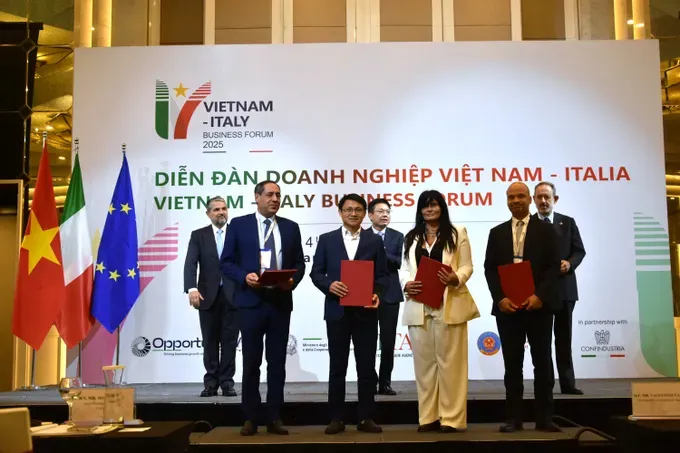 Representatives from Vietnam and Italy sign memoranda of understanding across key sectors. (Photo; SGGP) trao-mou-1815-6706.jpg