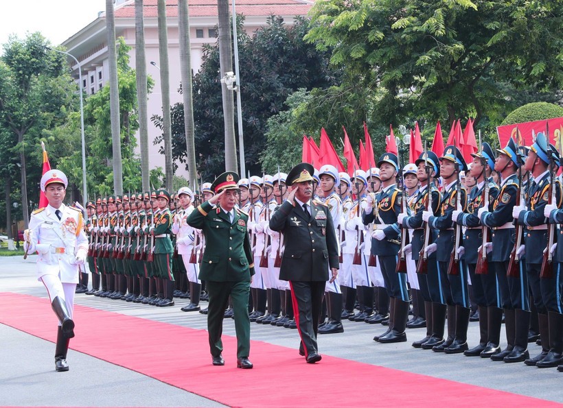 Minister of National Defence General Phan Van Giang and Minister of Defence of the Republic of Azerbaijan Colonel General Hasanov Zakir Asgar Oglu review the Honor Guard of the Vietnam People’s Army. (Photo: VNA) vna-potal-bo-truong-quoc-phong-azerbaijan-tham-chinh-thuc-viet-nam-8256361.jpg