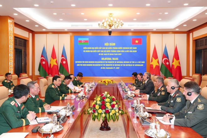 The two ministers hold talks after the welcome ceremony. (Photo: VNA) vna-potal-bo-truong-quoc-phong-azerbaijan-tham-chinh-thuc-viet-nam-8256405.jpg