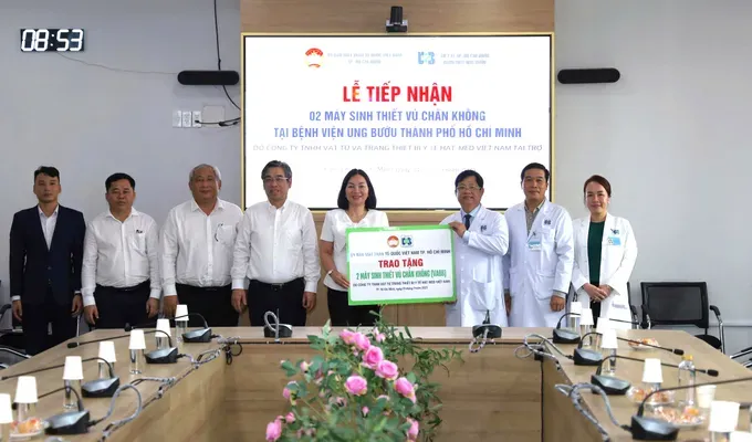 Ho Chi Minh City Oncology Hospital receives two vacuum-assisted breast biopsy machines. (Photo: SGGP) z6975644218925-fe7f080f75089c30beeb8262cceb5567-6090-5456.jpg