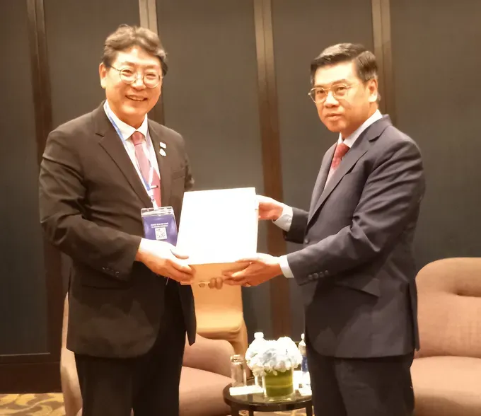 Vice Chairman of the Ho Chi Minh City People’s Committee, Nguyen Van Dung (R) offers a gift to Mr. Hong Tae-yong, Mayor of Gimhae City, South Korea. (Photo: SGGP) 1000005806-848-1928.jpg