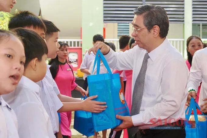 Vice Secretary of the Ho Chi Minh City Party Committee Nguyen Phuoc Loc presents gifts to students of Binh Chanh Inclusive Education Development Support Center. 16.jpg