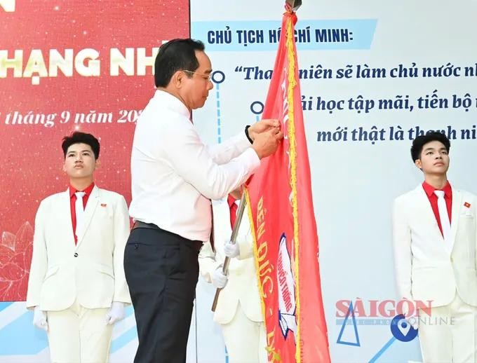 Chairman of the Ho Chi Minh City People’s Committee Nguyen Van Duoc offers the Second-Class Labor Order to Tran Phu High School. 5.jpg