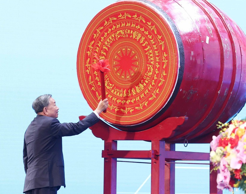 Party General Secretary To Lam beats the drum to open new school year 2025–2026. (Photo: VNA) lam1.jpg