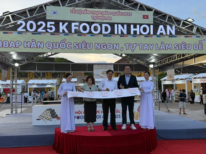 The 2025 Korean Culinary Festival officially opened in the ancient town of Hoi An in Da Nang City on September 6. (Photo: SGGP) 6-9-le-hoi-am-thuc-1798-570.jpg