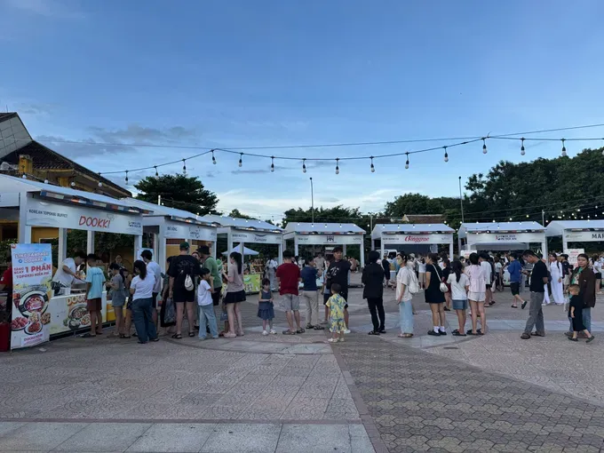 Following the opening ceremony, the festival attracted a large number of visitors eager to experience the diverse offerings of Korean cuisine. (Photo: SGGP) 6-9-le-hoi-am-thuc-8-5559-9406.jpg