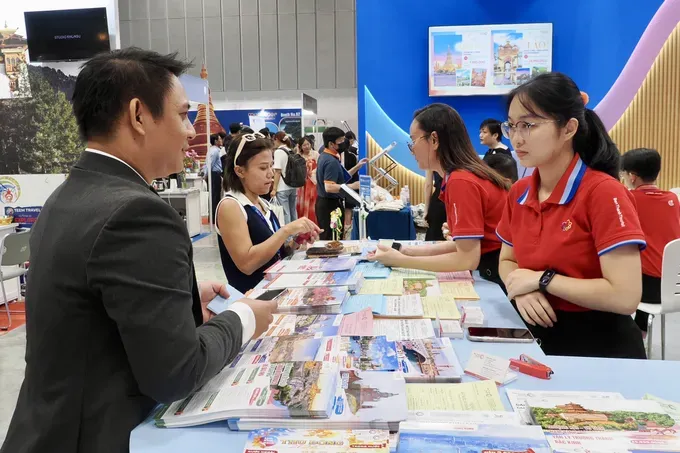 The BenThanh Tourist booth draws significant attention from attendees at the fair. (Photo: SGGP) benthanh-4567-7835.jpg