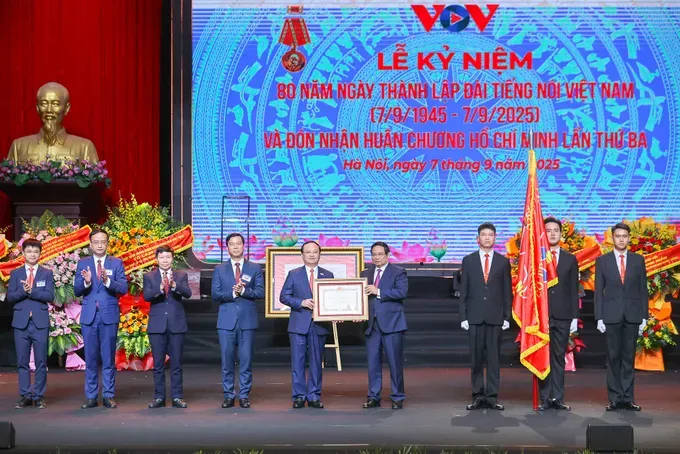 Prime Minister Pham Minh Chinh presents Ho Chi Minh Order to Voice of Vietnam. (Photo: SGGP) img1114-175722170187825314064-8592-7495.jpg