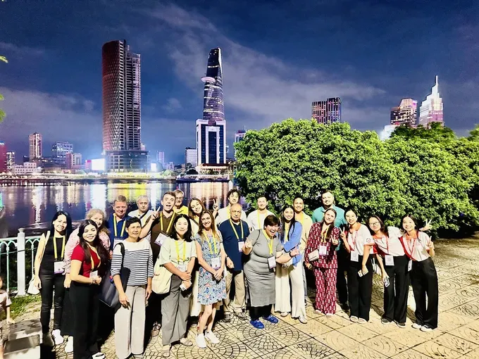 A delegation of international media representatives and buyers take part in a tour of Ho Chi Minh City. khach-quoc-te-bao-chi-ite-hcmc-2025-2613-3212.jpg