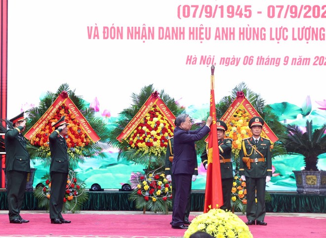Party General Secretary To Lam presents the “Hero of the People’s Armed Forces” title to the General Staff of the Vietnam People’s Army (Photo: VNA) to-lam-2.jpg