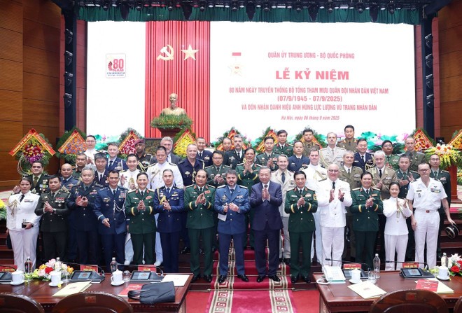Party General Secretary To Lam and Vietnamese officers pose for a photo with foreign guests (Photo: VNA) to-lam-3.jpg