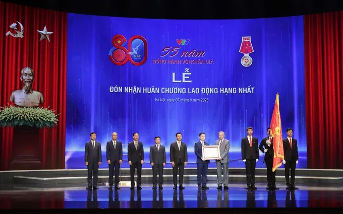 General Secretary To Lam presents the First-Class Labor Order to Vietnam Television. (Photo: SGGP) vtv-8604-940.jpg