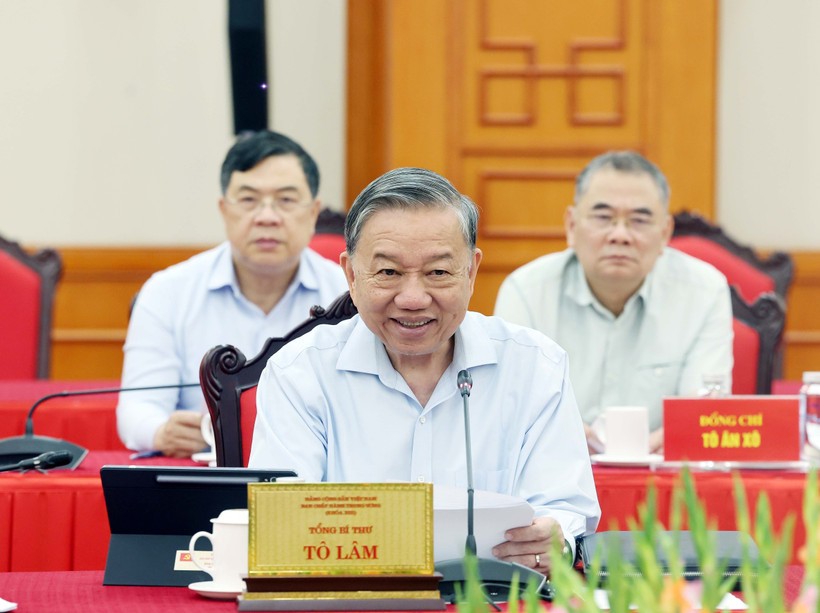 Party General Secretary To Lam speaks during the Politburo's meeting with the Standing Board of the Central Public Security Party Committee (Photo: VNA) to-lam1.jpg
