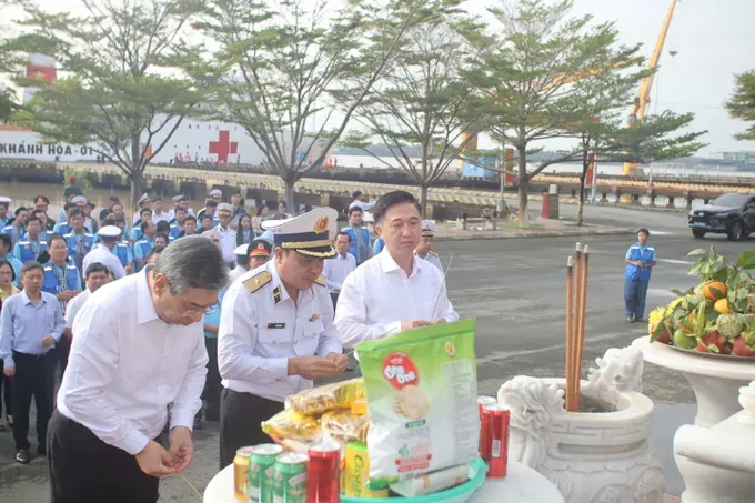 Leaders and officials offer incense to the memorial monument commemorating heroic martyrs of the secret fleet of transport ships at the Naval Region 2 Command’s Marine Brigade 125 in Ho Chi Minh City. (Photo: SGGP) z6988669527878-8400dffe58db3d722415e78e40212db6-42-1618.jpg