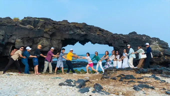 Visitors capture photographs in front of the iconic To Vo Gate, a renowned natural landmark in Ly Son Special Zone. 418791465-694144578-551652575-z6901910162477-4339d47bc48ab290a9ae63814b4d55f4-8669-7396.jpg
