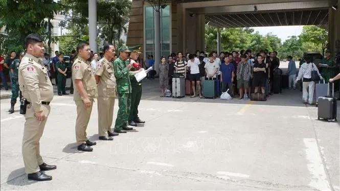 Authorities handle procedures for the repatriated citizens. (Photo: VNA) campuchia-10925-10-5846-5784.jpg