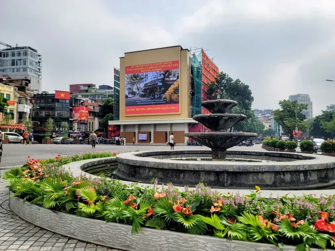 The Hoan Kiem fountain is located in Dong Kinh Nghia Thuc Square. z6995745190569-d217f63a8a0526b6d35662ff521a03ce-2186-8921.jpg
