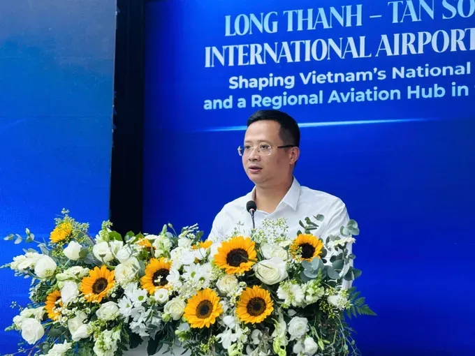 Director of the Civil Aviation Authority of Vietnam (CAAV), Uong Viet Dung, speaks at the meeting. (Photo: SGGP) 11a-9187-4204.jpg
