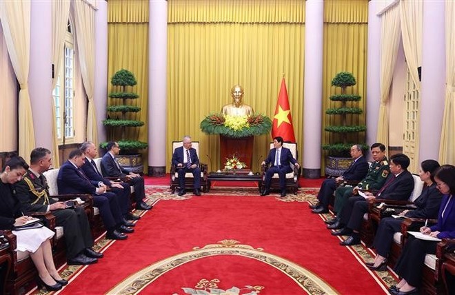 State President Luong Cuong (R) hosts a reception on September 11 for Turkish Defence Minister Yasar Guler, who is on a working visit to Vietnam. (Photo: VNA) luong-cuong.jpg