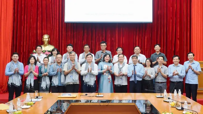 The editorial boards of Sai Gon Giai Phong Newspaper and Alunmay Magazine at the receiving ceremony (Photo: SGGP) tamchi-alunmay-5273-9239.jpg