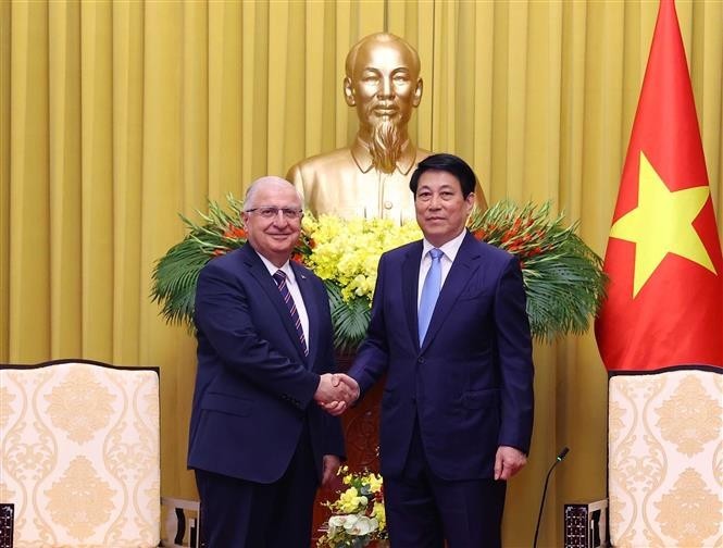 State President Luong Cuong (R) shakes hands with Turkish Defence Minister Yasar Guler (Photo: VNA) vn-turkey.jpg