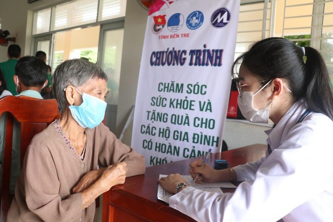 The resolution sets sight on increasing average life expectancy to 75.5 years with at least 68 years of healthy living. (Photo: VNA) thaythuoctre.jpg