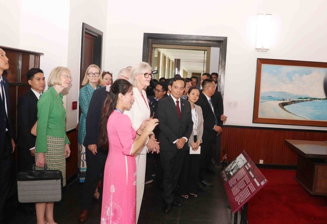 Secretary of the municipal Party Committee Tran Luu Quang and Governor-General of Australia Sam Mostyn tour the Independence Palace. (Photo: VNA) vna-potal-lanh-dao-tp-ho-chi-minh-hoi-kien-toan-quyen-australia-8271290.jpg