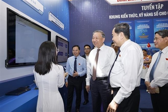 Party General Secretary To Lam tours a "digital National Assembly" exhibition at the conference. (Photo: VNA) digital-na-2-to-lam-vna.jpg