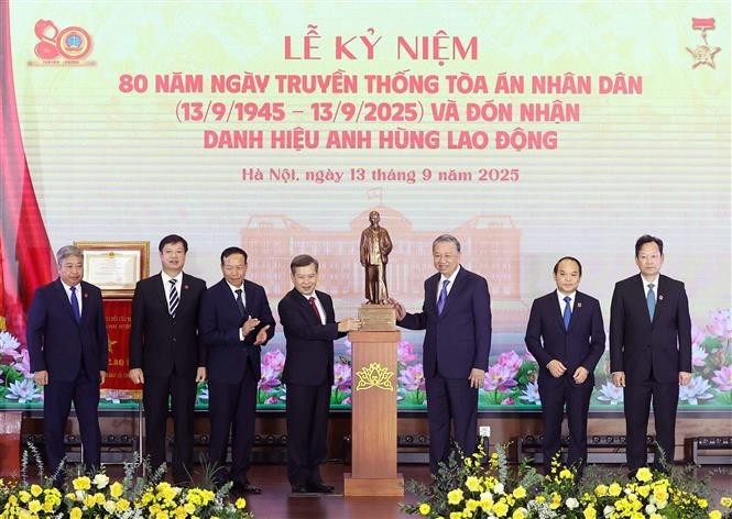 Party General Secretary To Lam presents a statue of President Ho Chi Minh to the Supreme People's Court at the ceremony marking the 80th traditional day of the People’s Court (September 13, 1945 – 2025), in Hanoi on September 13, 2025. (Photo: VNA) to-lam1 (1).jpg