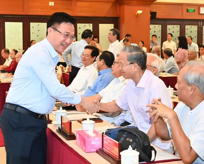 Vice Secretary of the Ho Chi Minh City Party Committee Dang Minh Thong meets participating delegates. (Photo: SGGP) 964481433df9b6a7efe8-7744-3241.jpg