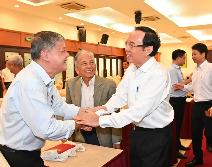 Former Secretary of the Ho Chi Minh City Party Committee Nguyen Van Nen (R) and delegates at the event (Photo: SGGP) b0d922fc9f4614184d57-2584-9315.jpg