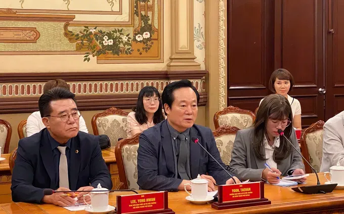 Mr. Yoon Tae-han speaks at the event. (Photo: SGGP) z7017000690241-e3120157662a7fc7fb85e407fc532972-7984-2962.jpg