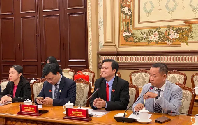 Head of the Culture and Social Affairs Committee of the Ho Chi Minh City People’s Council, Cao Thanh Binh, speaks at the meeting. (Photo: SGGP) z7017000713539-a9a34957709928c6e1257acc6e1bdc72-4175-9269.jpg