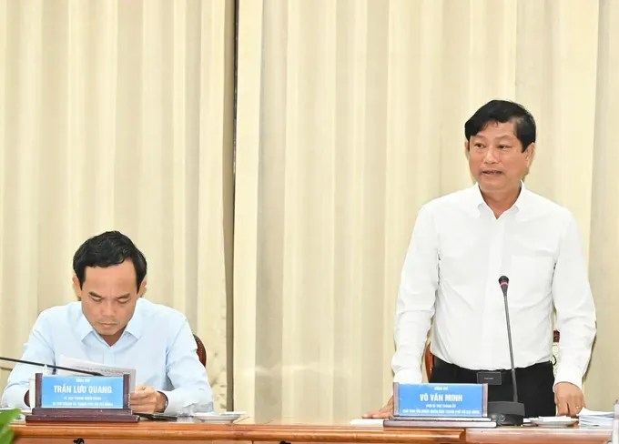 Chairman of the Ho Chi Minh City People's Council Vo Van Minh delivers his speech at the conference. (Photo: SGGP) gen-h-z7018241023961-0a222160e662e8638554e8ddce6d86d2-6431-554.jpg