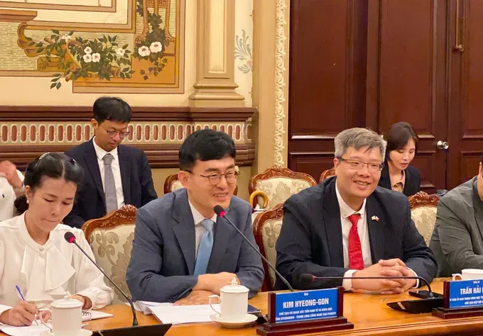 Mr. Kim Hyeon-Gon praised the strong potential for bilateral cooperation. (Photo: SGGP) z7017601627119-8155cb1c52352af37f4bff4a7c001e2a-2751-9795.jpg