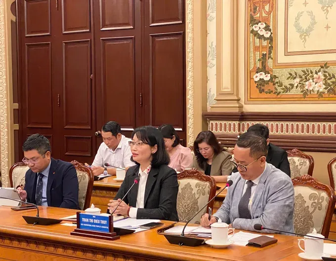 Vice Chairwoman of the Ho Chi Minh City People’s Committee, Tran Thi Dieu Thuy (C) speaks at the meeting. (Photo: SGGP) z7017601669619-50371c8fb55cdf540cbd5cf2ee83343b-1237-8065.jpg