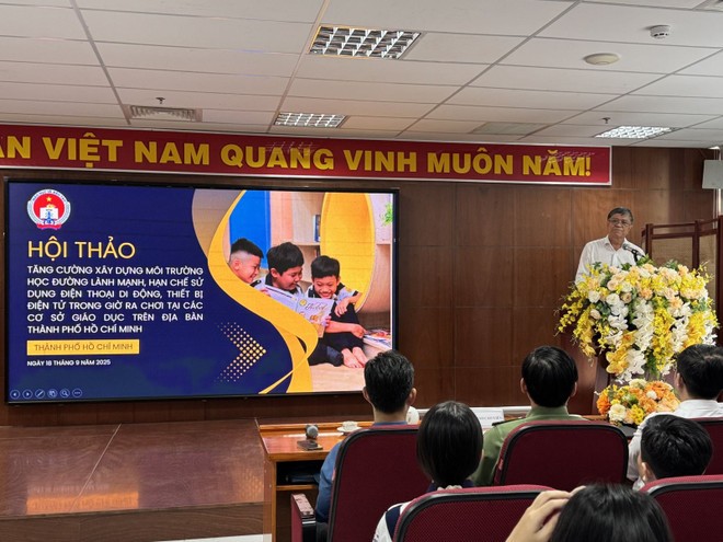 Director of the municipal Department of Education and Training Nguyen Van Hieu speaks at the conference. (Photo: VNA) hoithaogiaoduc-21.jpg